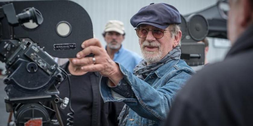 Steven Allan Spielberg nasceu no dia 18 de dezembro de 1948 em Cincinnati, Ohio. Ele sempre quis ser cineasta, cresceu vendo todo o tipo de filmes e programação de TV, o que talvez explique sua forma direta de narrar uma história, com planos rápidos e montagens mais rápidas ainda, semelhantes aos filmes de televisão que viu quando garoto.