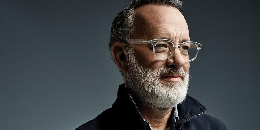 Tom Hanks tem uma filmografia invejável pois como ator até aqui já são 93 atuações e que renderam a ele 89 prêmios além de ter sido indicado para outros 200. Também dirigiu 7 filmes além de ter produzido outros 59 filmes.