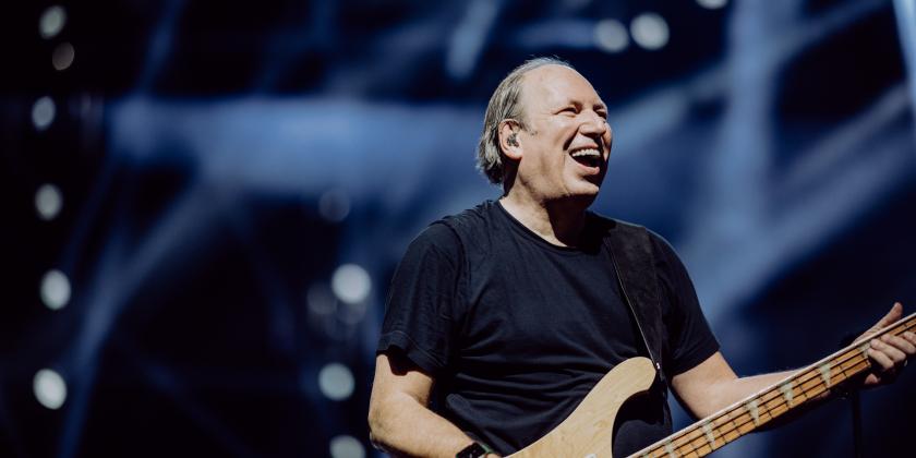 Hans Zimmer pode ser considerado um cidadão do mundo, devido a sua vasta experiência em incursionar pelos mais diferentes estilos musicais.