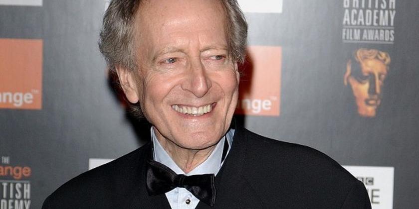 John Barry começou sua carreira de compositor de trilhas em 1960, através do filme A Fúria de Um Bruto. Ao longo de sua trajetória no cinema compôs 133 trilhas sonoras, merecendo 27 prêmios importantes, dentre os quais 5 Oscars.