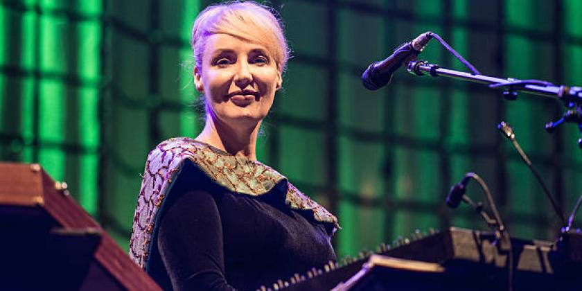 Lisa Gerrard nunca imaginou que pudesse estabelecer uma carreira como compositora e foi justamente o cinema que permitiu a ela perceber quanto que tudo se tornou mais estruturado no âmbito do material de trabalho difundindo idéias e suas influências. Lisa é uma gladiadora, pois como mulher, brilha na constelação cinematográfica justamente numa área de predominância masculina.