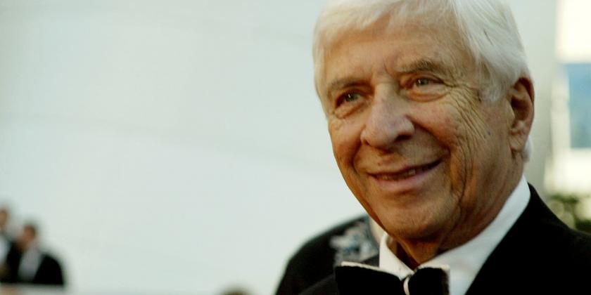 Elmer Bernstein também foi vítima do marcartismo, movimento que punia com o ostracismo, aqueles que eram simpatizantes da esquerda. Quem acabou tirando-o do ostracismo foi o cineasta Cecil B.De Mille, que o convidou para fazer a trilha de OS 10 MANDAMENTOS, trabalho emblemático e que reinseriu Bernstein na constelação das grandes estrelas da música no cinema.