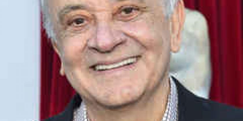  Angelo Badalamenti nasceu em 22 de março de 1938 no bairro do  Brooklyn, cidade de  Nova Iorque. Filho de um pai italiano e mãe americana, ele cresceu escutando opera e música clássica. Estudou na Eastman School e completou sua formação na Manhattan Music of School.