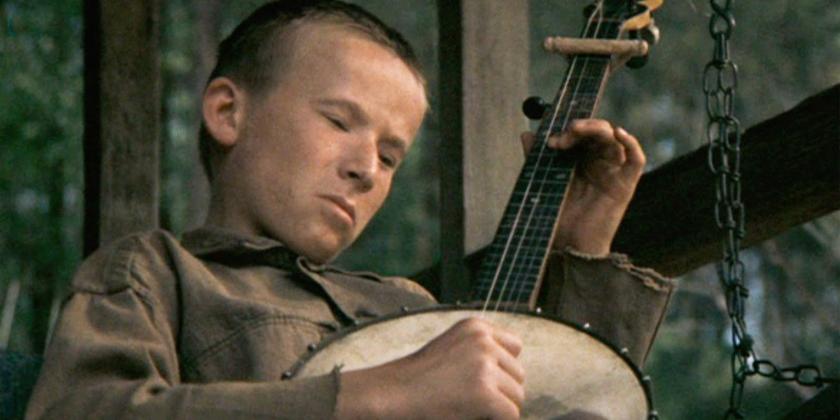 A curiosidade da cena do duelo de banjos está no fato de que o personagem que aparece em cena, como sendo um autista, na verdade não entendia nada de banjos, sendo na cena dublado por um expert Billy Redden, que nessa cena, fica agachado, dedilhando o seu banjo, enquanto o garoto promove apenas um “mise en scene”.