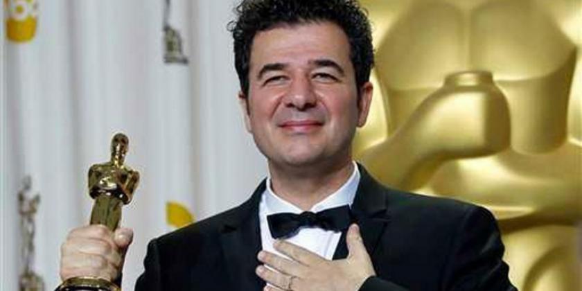 compositor Ludovic Bource que também era um trilheiro publicitário, portanto que bebia muito na fonte do cinema, criou uma trilha sonora de O ARTISTA que se constituiu numa colagem de compositores clássicos do cinema como Franz Waxman,Bernard Herrmann, Max Steiner e Miklos Rozsa para compor a sua trilha e acabou levando o prêmio.