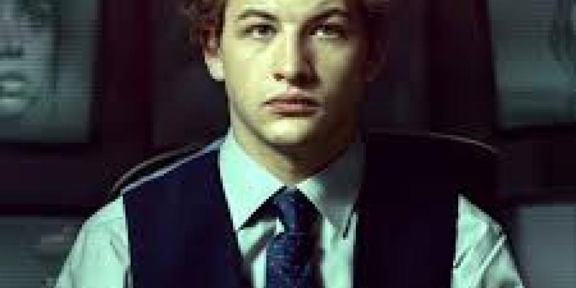 O RECEPCIONISTA,Bart, interpretado pelo ator Tye Sheridan, sofre da síndrome de Asperger, uma forma mais branda do autismo. Ele trabalha na recepção de um hotel e aproveita os momentos livres para observar as filmagens, com objetivo de assimilar determinados diálogos dos hóspedes, que possam auxiliar no seu processo de interação social com as outras pessoas.