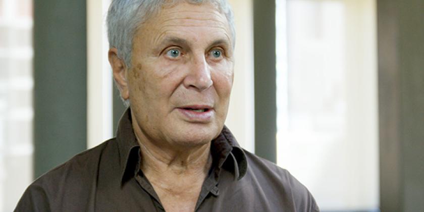 John Corigliano nasceu em Nova Iorque no dia 16 de fevereiro de 1936, sendo um dos nomes mais respeitados da escola de música e artes cênicas Julliard School. Teve atuação destacada à frente de renomadas orquestras e construiu uma sólida produção erudita. Foi justamente este perfil erudito que contribuiu para que ele fosse escolhido para compor a trilha sonora do filme VIOLINO VERMELHO que em 2000 rendeu-lhe um Oscar.