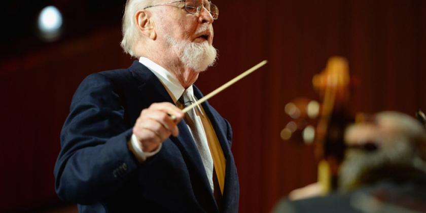 John Williams completa neste dia 08 de fevereiro 88 anos, de uma produtiva e criativa existência. Neste domingo, oito da noite, pela Universitária FM, no programa A Música no Cinema, vamos homenagear esse grande mestre das trilhas. Quem perder o programa ou quiser ouvir novamente, ele estará disponível no site www.radiocinemusica.com.br a partir da segunda-feira.