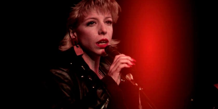 Um dos momentos soberbos está quando da sua interpretação da bonita canção “Questions In A World Of Blue” na voz de Julee Cruise.