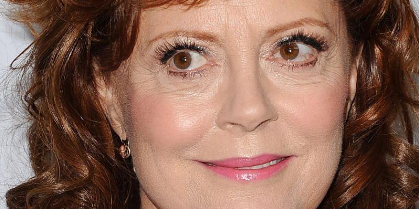 Susan Sarandon carreira iniciada na década de setenta e pavimentada por papeis desafiadores, como da garçonete em THELMA & LOUISE ou ainda a advogada em O CLIENTE, que valeu o Oscar da Inglaterra de melhor atriz, o BAFTA. Até aqui já são mais de 150 filmes. Fora das telas, desempenha  audaciosamente o seu papel como ativista política, assumindo posições polemicas e enfrentando desafios que denotam a sua corajosa trajetória.