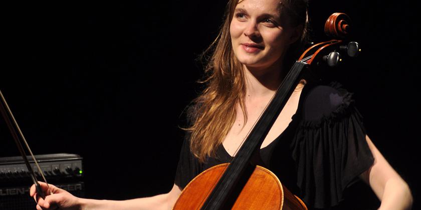 Hildur Guònadóttir nasceu na pequena Hafnarfjordur na Islândia no dia 04 de setembro de 1982. Desde muito cedo passou a ter um interesse em estudar violoncelo. Assim como o tamanho do instrumento variou bastante durante os séculos XVI e XVII, a medida que o tempo passava, também crescia de forma surpreendente o seu talento com o violoncelo.